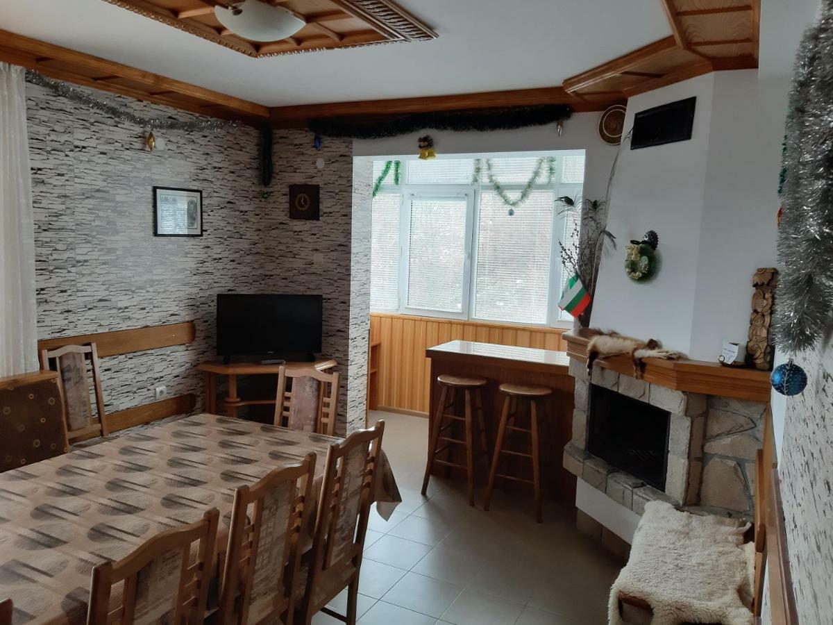 Къща Поколения Tryavna Ngoại thất bức ảnh
